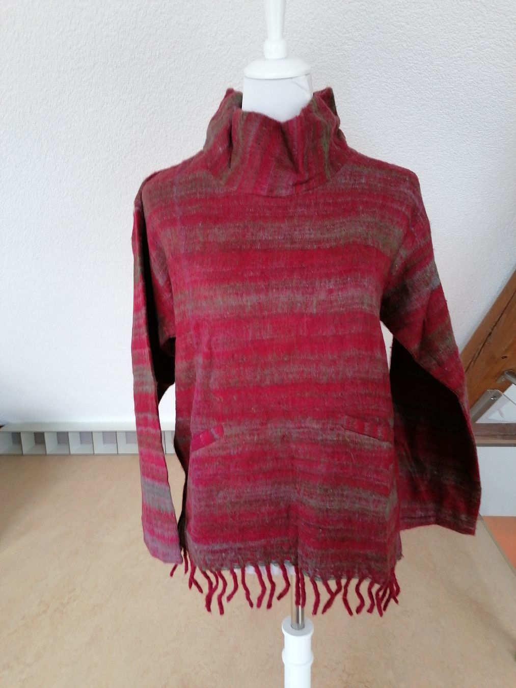 Pulls & Sweat-shirts: Kuscheliger Pullover Fransen rot/grün Gr. One size Boom Baba – Neuf (Voir description) à Klingnau par vollmond36