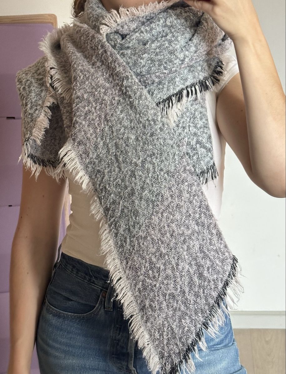 Foulards, Tücher & Schals: Warmer langer Schal in Grau-Weiss – Gebraucht aus Zürich von mar_8myn 1