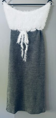 Schulterfreies Kleid, mit flauschigem, weissem Brustteil