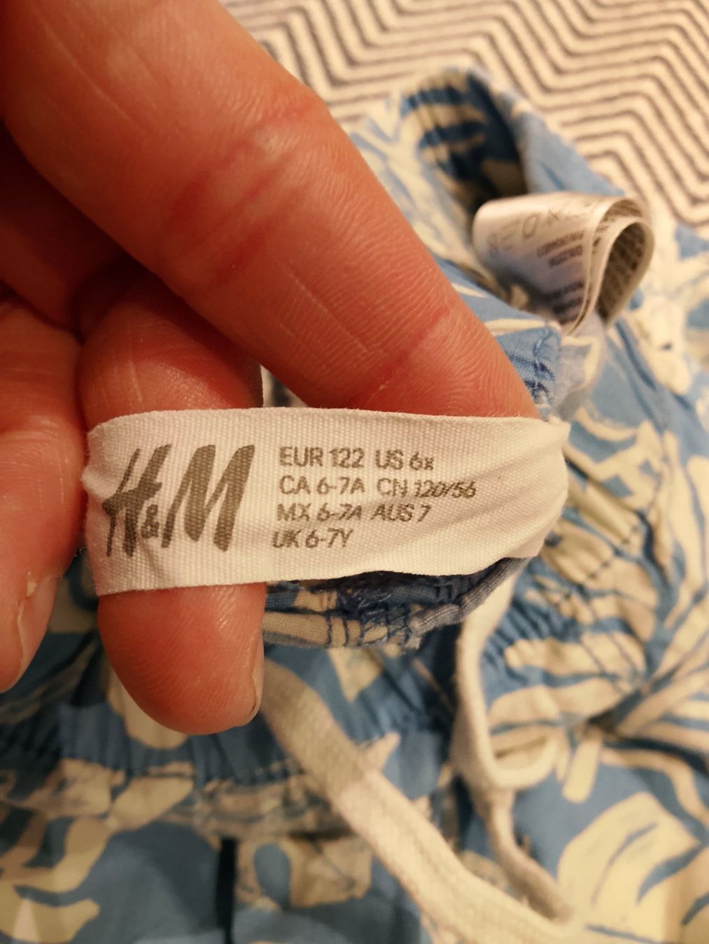H&M Pantaloni: Kinder Shorts H&M Grösse 122 Blumenmuster blauer – Usato da Bellikon venduto da MellonCollieMitTwint 1