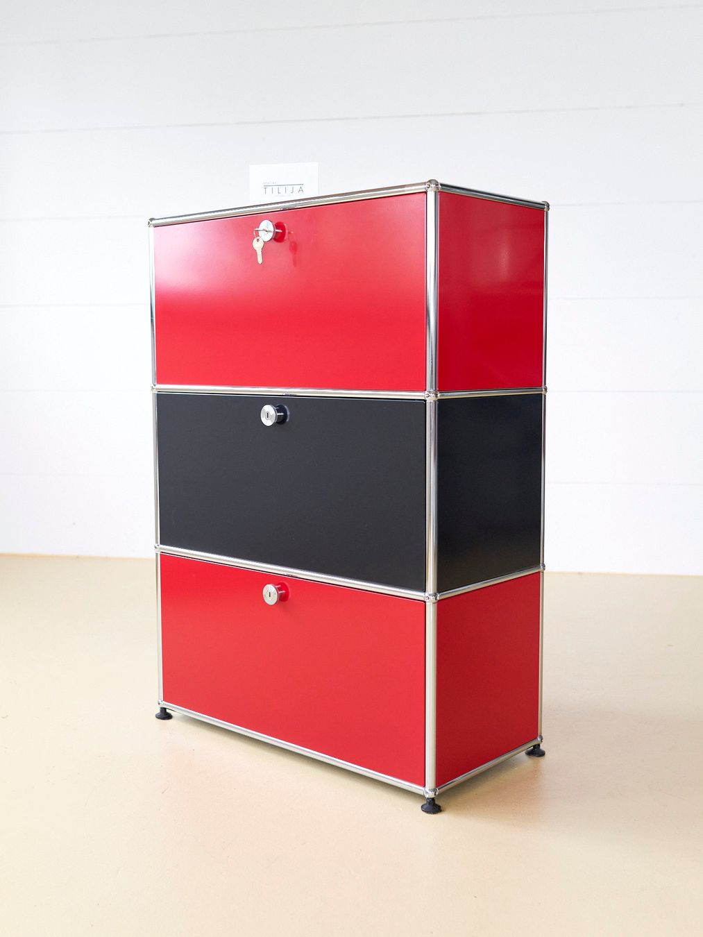 USM Cassettiere: USM Haller Sideboard 2x2 | Schwarz & Rot | Secondhand – Usato da Meinisberg venduto da atelier_TILIJA 1