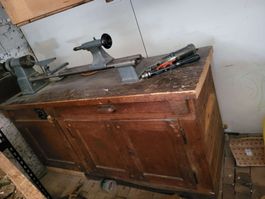 Holzdrehbank auf Werkbank aus Holz 