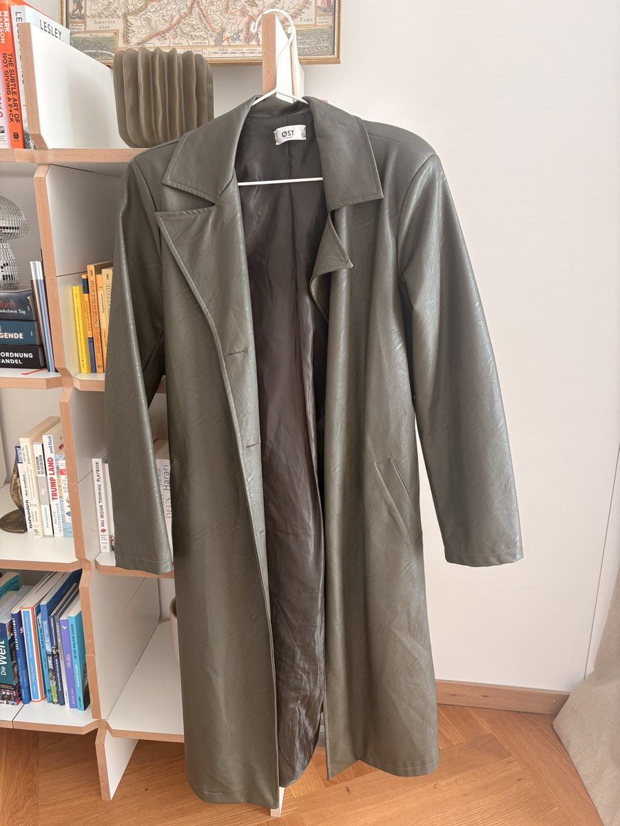 Cappotti: Ledermantel / Übergangsjacke olivegrün – Usato da Zürich venduto da viviennenevi