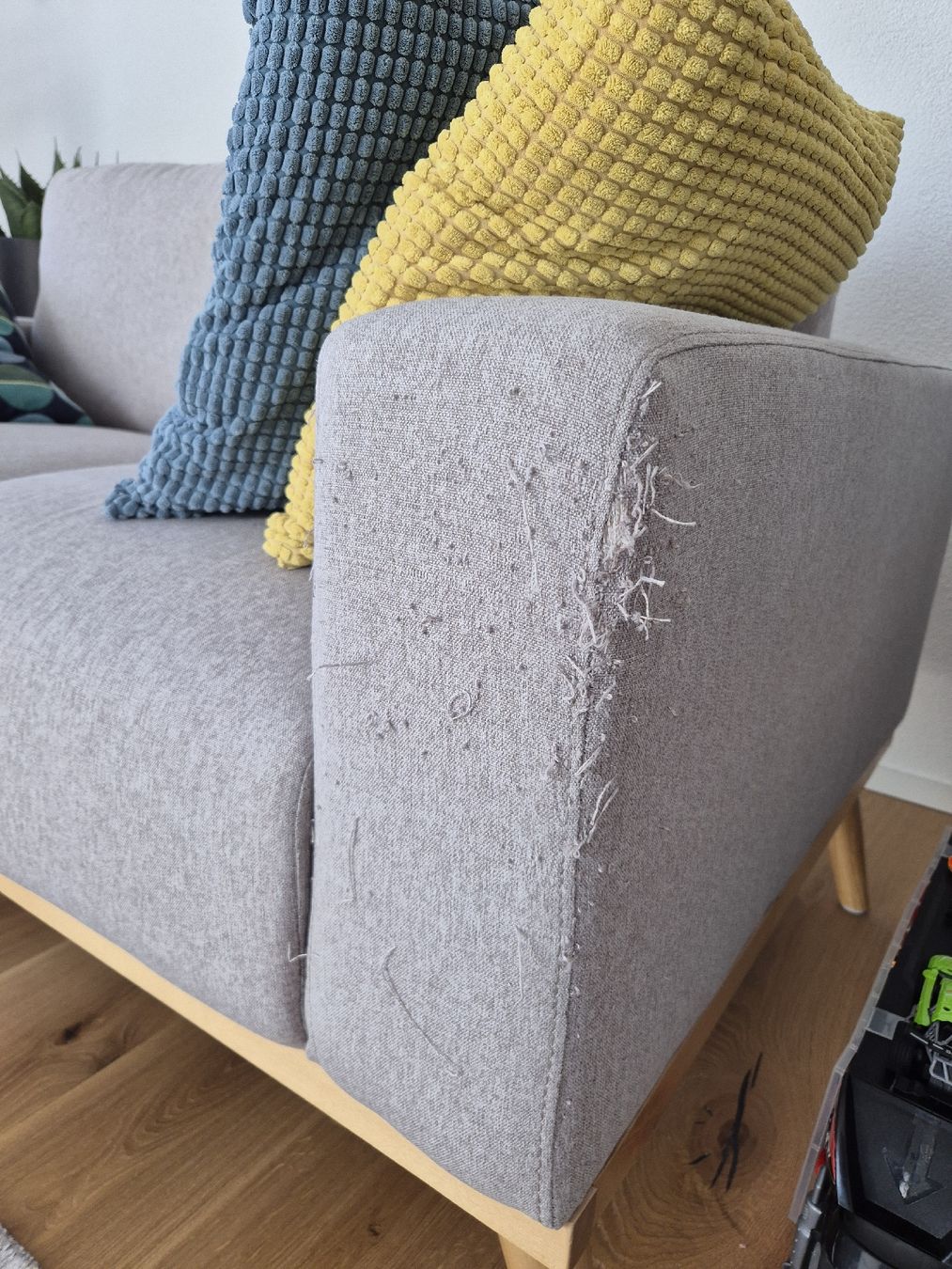 Divani: Zwei graue Sofas mit Holzbeinen in gebrauchtem Zustand – Usato da Herisau venduto da Palmi 1
