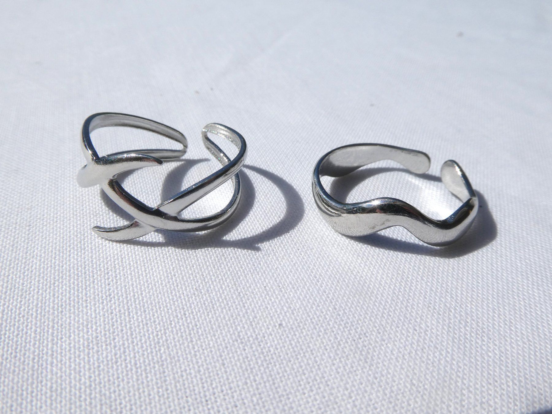 Anelli: 2 silberfarbene, verstellbare Ring, mind. Gr. 55/56 - NEU – Nuovo (secondo la descrizione) da Gattikon venduto da kaandooh
