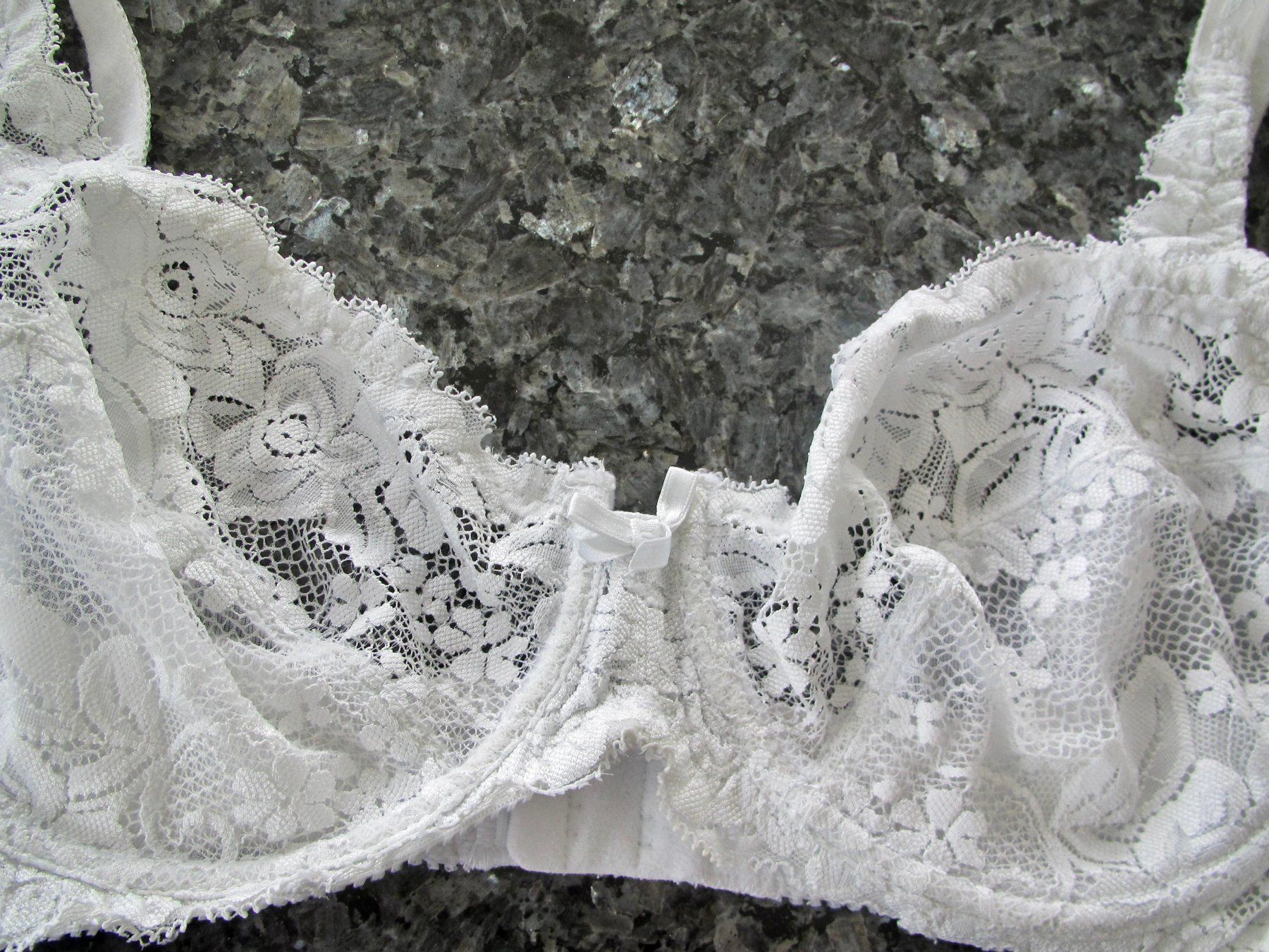 Altra biancheria intima: SOUTIEN - GORGE EN DENTELLES 90 B – Usato da Murten venduto da Selliot