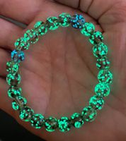 Armband mit Kristallkugeln fluoreszierend