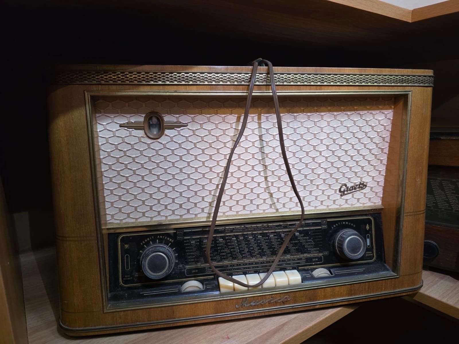 Radio: Radio Graetz "Musica" Holzgehäuse unrestauriert – Usato da Hornussen venduto da naturmed