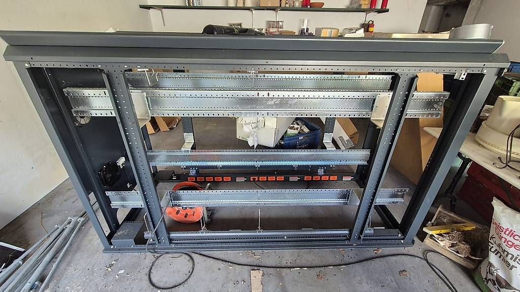 Racks & Cavalletti: Serverrack / Netzwerkschrank  mit Lüftern & PDUs – Usato da Holderbank SO venduto da Roger.B