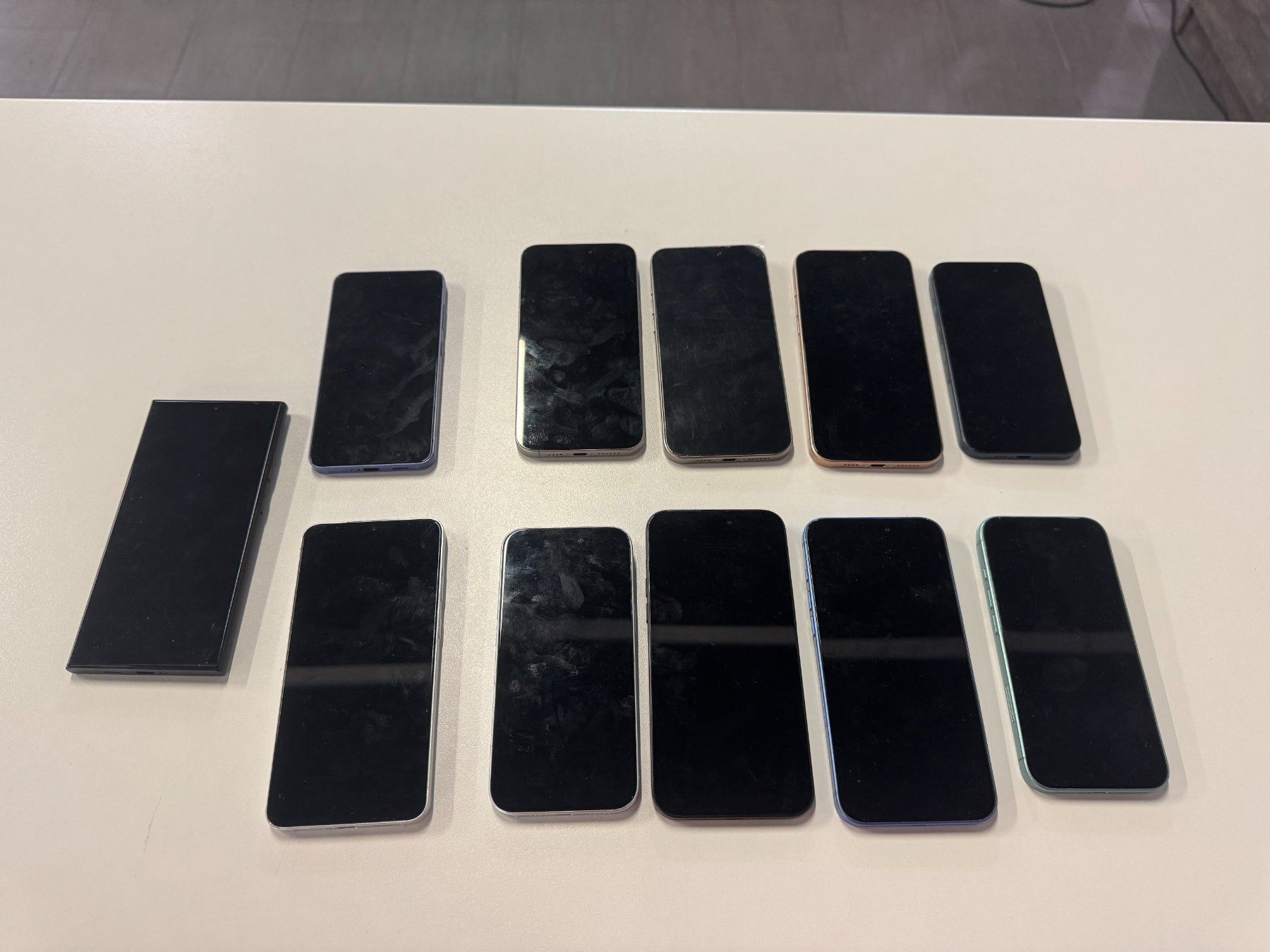 Telefoni cellulari / Smartphones: 11 Natel Atrappen im Paket – Difettoso da Hombrechtikon venduto da SPS-Liquidationen 1