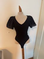 Schwarzer Body mit Puffärmeln, Grösse S, von Reserved!