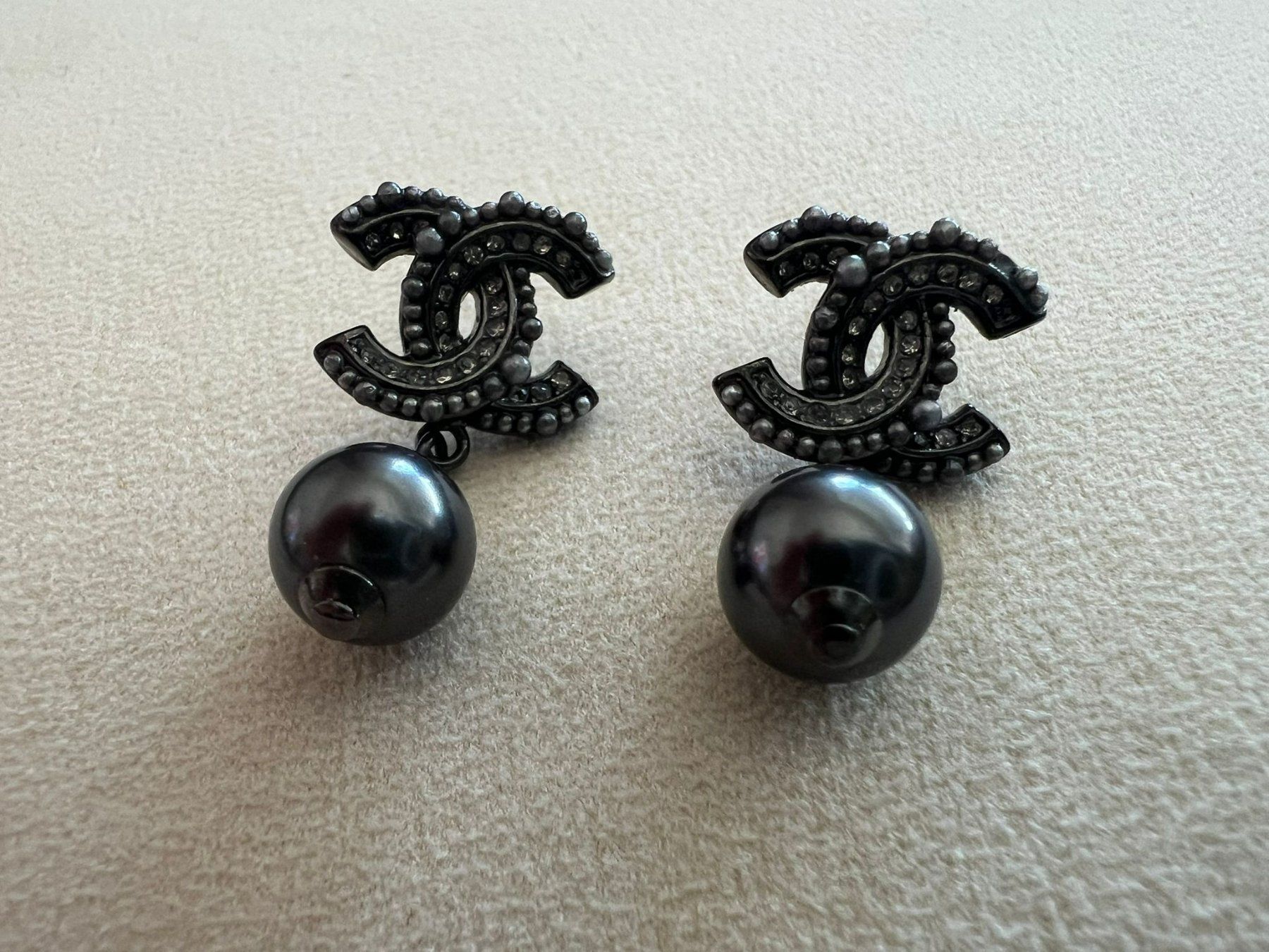 Chanel Orecchini pendenti & Orecchini a lobo: CHANEL CC Perlen Ohrringe Schwarz - Original – Usato da Hinwil venduto da kika.bsvc 1