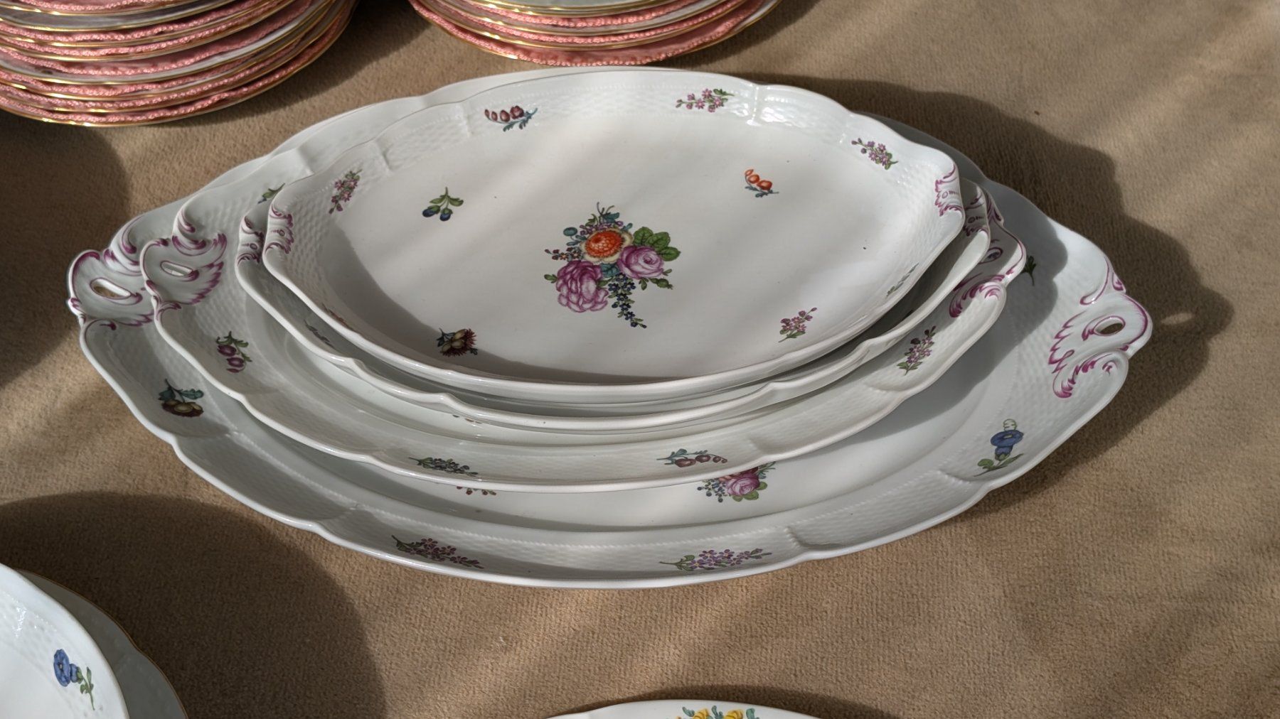 Set di piatti: Wunderschönes Geschirr-Set mit Blumenmuster, Vintage Stil – Usato da Binningen venduto da LukasRicardo 3