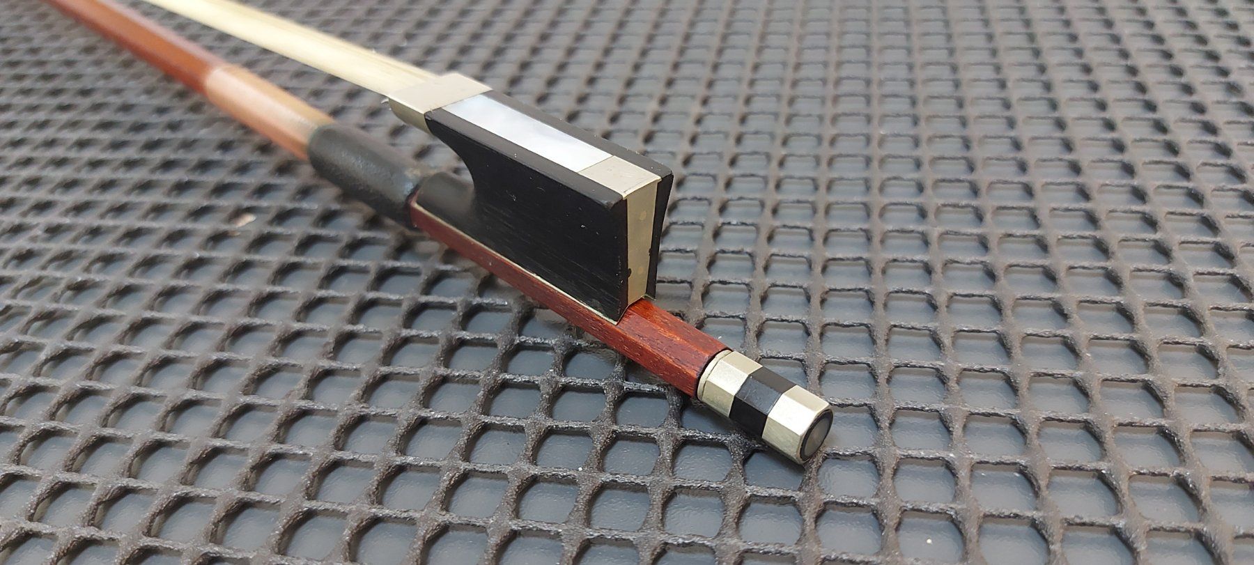 Musikinstrumente: 4/4 Geigenbogen fernambuco Octagonal  75 cm , 58 gr. – Gebraucht aus Glattbrugg von Swissmusik 3