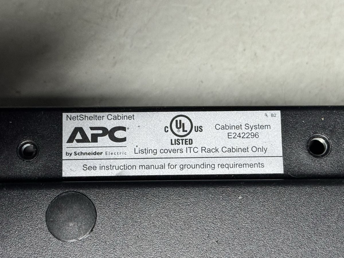 Apc Racks & Cavalletti: APC NetShelter SX 24U Server Rack – Usato da Winterberg ZH venduto da Motti5 6