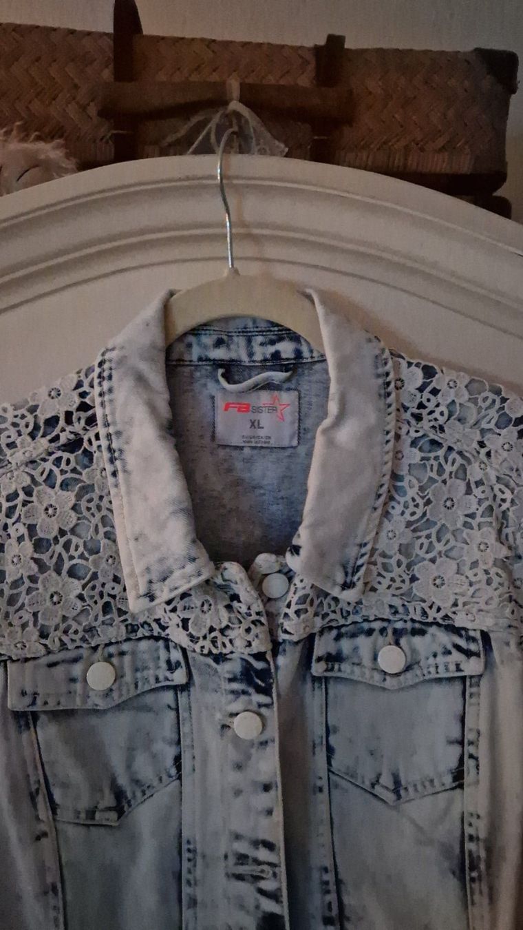 Giacche: Jeansjacke FB Sister hellblau mit Spitzen – Usato da Rütihof venduto da SonneMondSterne1985 1