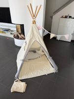 Schönes Kinder Tipi-Zelt mit Bodenmatte, Kissen & Girlande