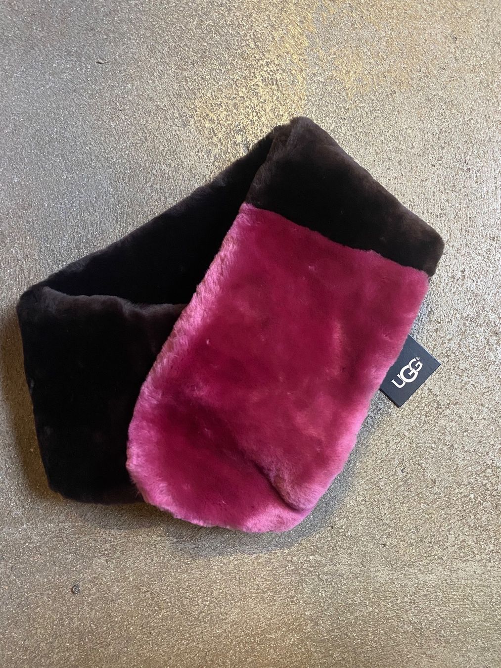 Foulard & Sciarpe: Écharpe UGG Femmes Taille unique – Nuovo e nell'imballaggio originale da Orbe venduto da D-stockFactory-Orbe