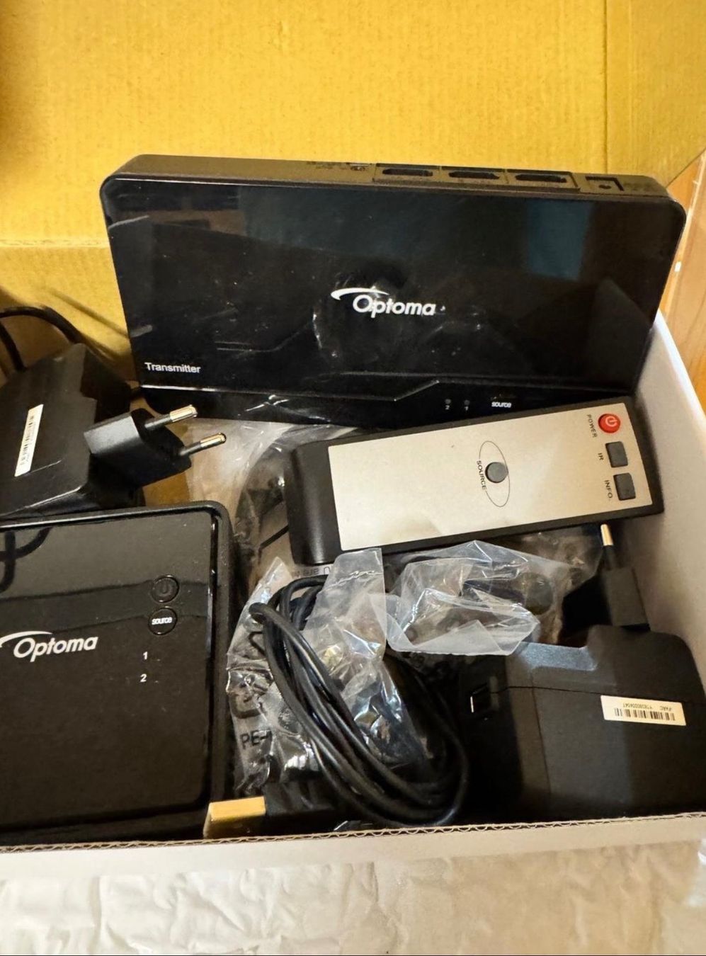 Panasonic Videoprojektoren: Panasonic PT-AT6000E + Zubehör – Gebraucht aus Avenches von jackywei01 2