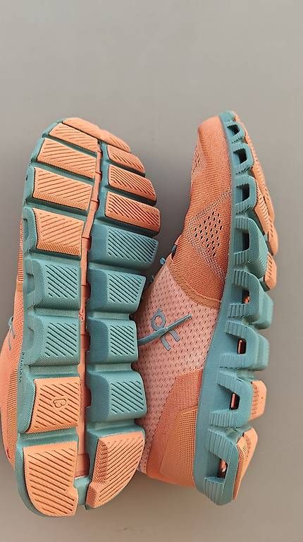 On Chaussures hommes: On Running Cloud Taille 42.5 – D'occasion à Lausanne par mat_cb7z 1