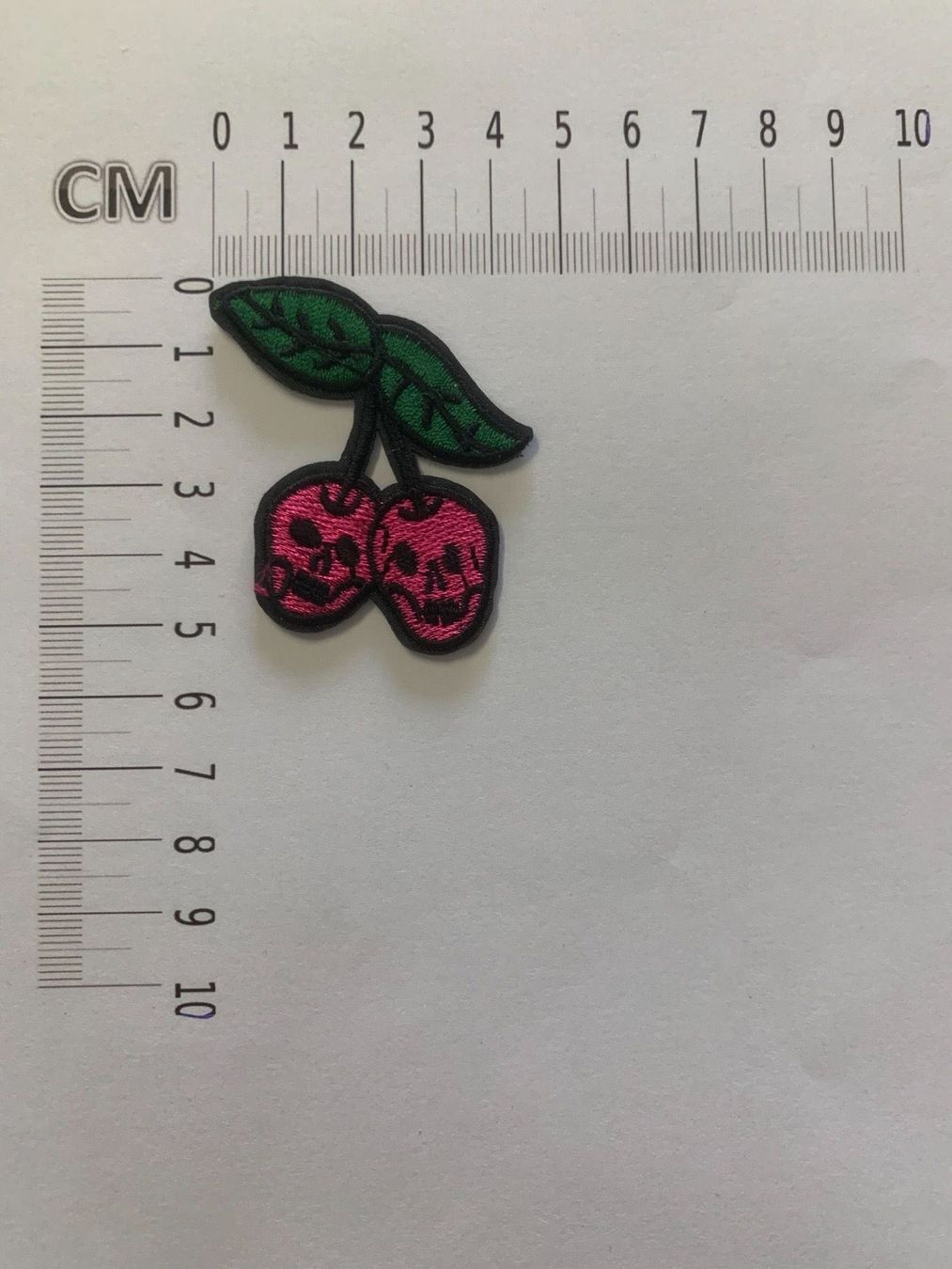 Sonstige Kleidung & Accessoires: Kirschen Schädel Badge / Aufnäher – Neu und originalverpackt aus Ostermundigen von Mcone 1