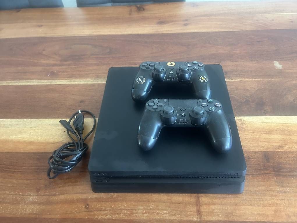 Console: Sony PlayStation 4 Slim PS4 + 2 Controller – Usato da Winterthur venduto da Campos1 1