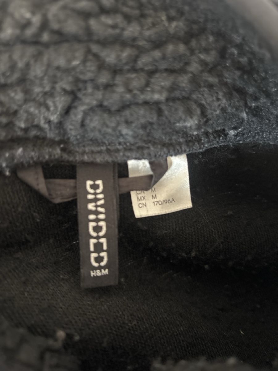 H&M Giacche: Fleece jacket black with chest pocket used condition – Usato da St. Gallen venduto da taina123 1