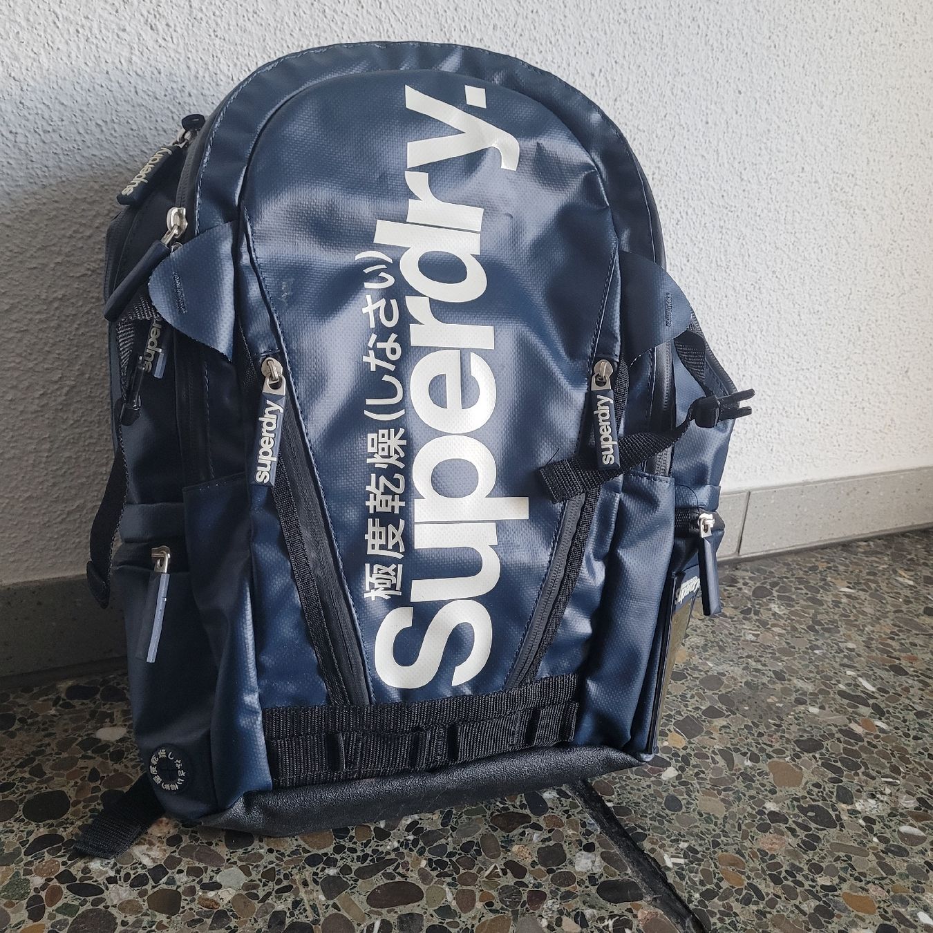 Superdry Zaini: Superdry Rucksack, geräumig, viele Fächer, top. – Usato da Volketswil venduto da tas_tj67
