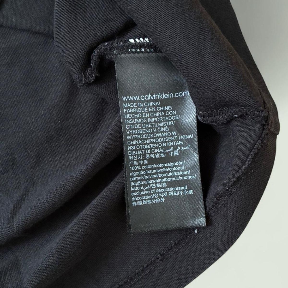 Calvin Klein T-shirts: calvin klein metallic logo tee - size m – D'occasion à Zürich par h_studio_edit 2