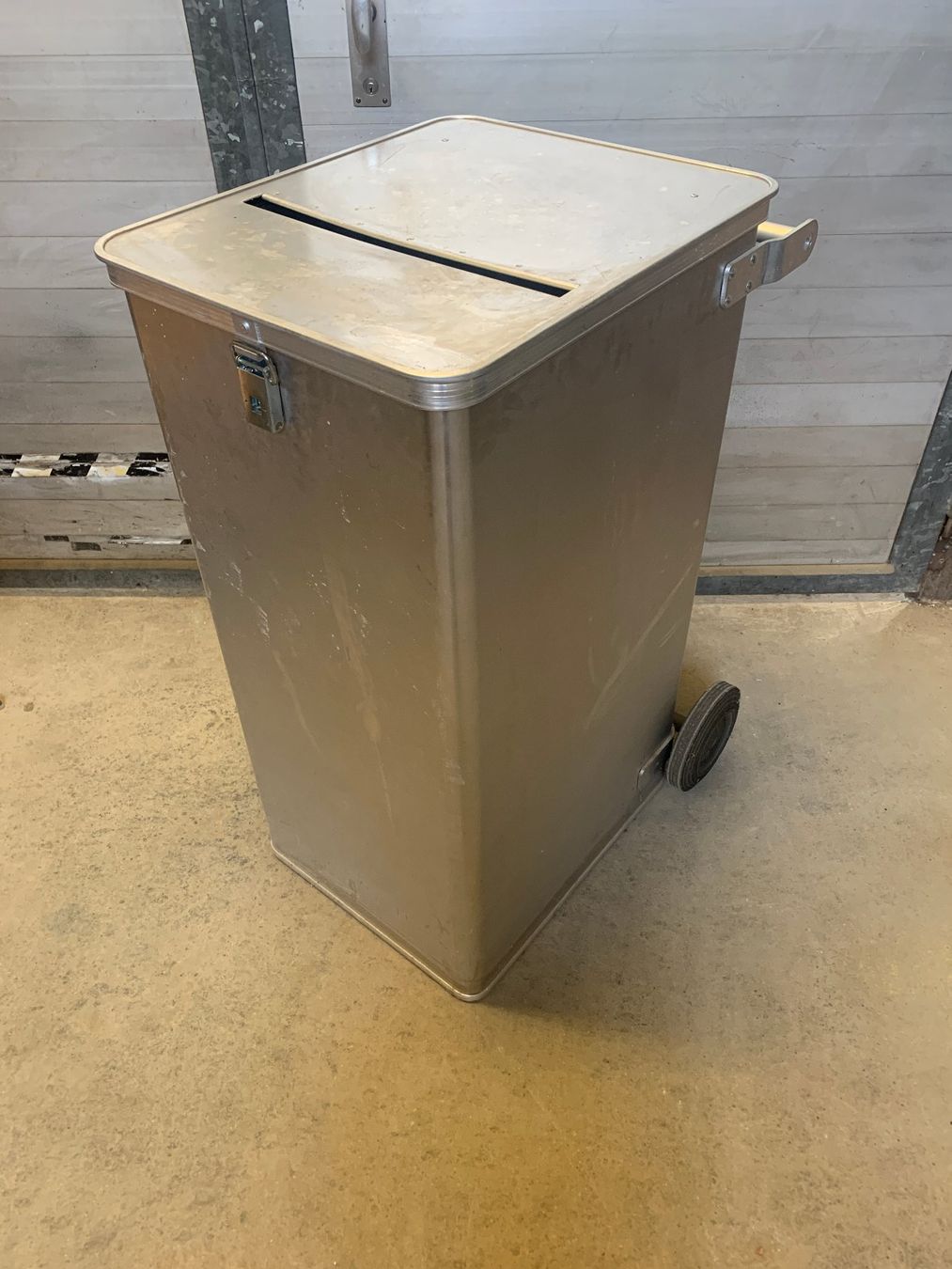 Eléments de bureau: Papir Container – D'occasion à Hausen am Albis par toppreis05