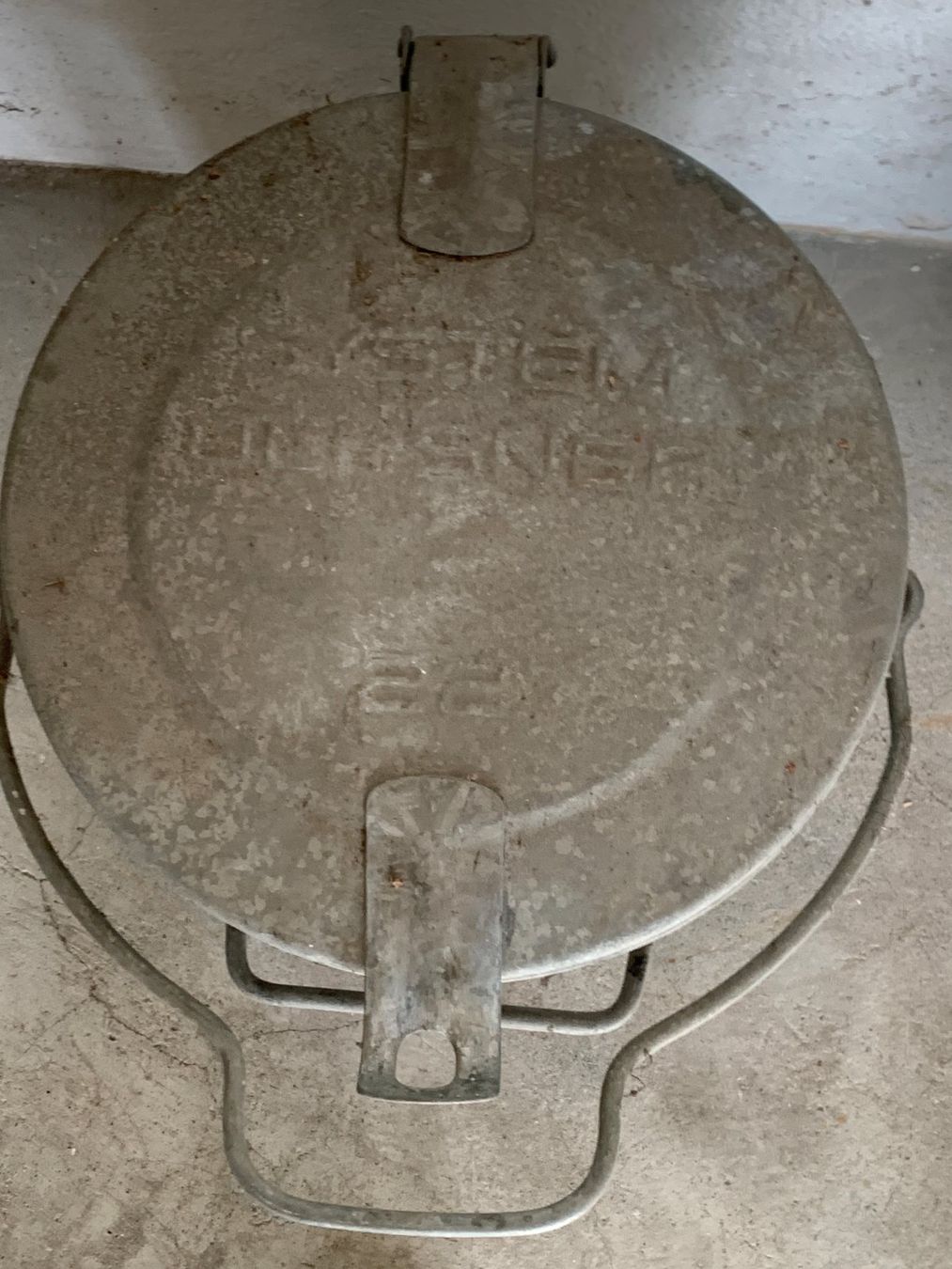 Ochsner Cestini per rifiuti: Patent Ochsner System Ochnser Kübel Metall Eimer mit Deckel – Usato da Rickenbach SZ venduto da Frickler 1