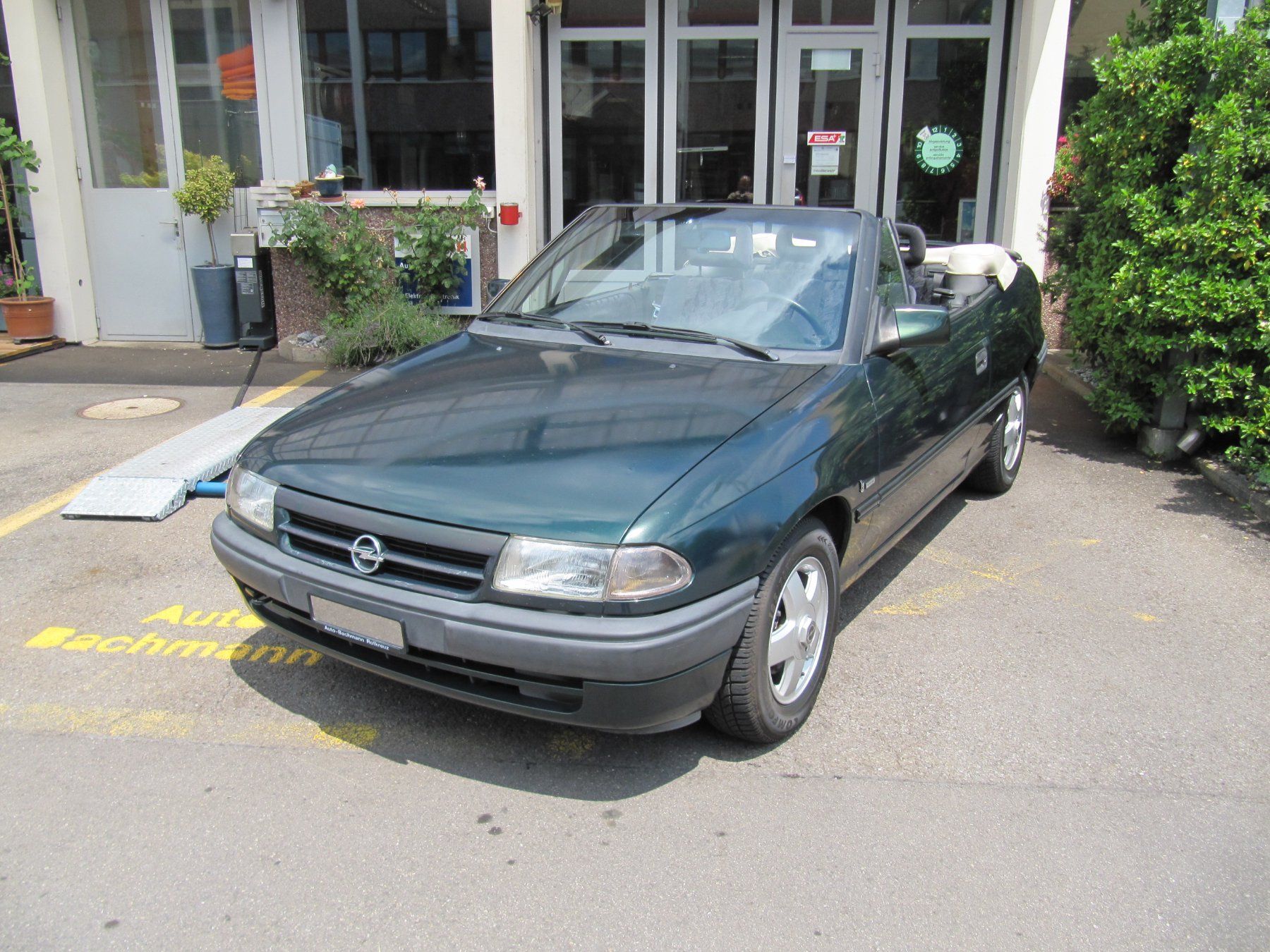 Opel Automobili: Opel Astra Cabrio 2.0i – Usato da Rotkreuz venduto da auto-bachmann 2