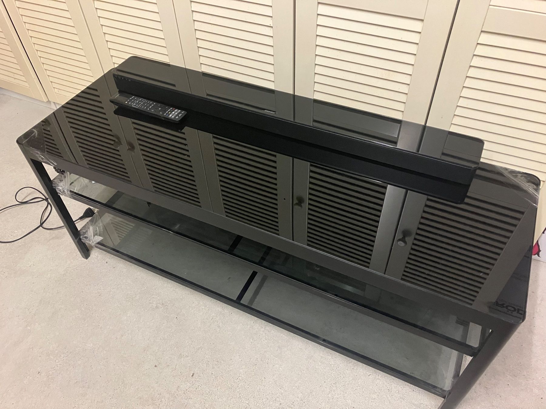 Ikea Mobili TV: TV-Lowboard mit Glasplatten, schwarz – Usato da Riehen venduto da Daarlerjo