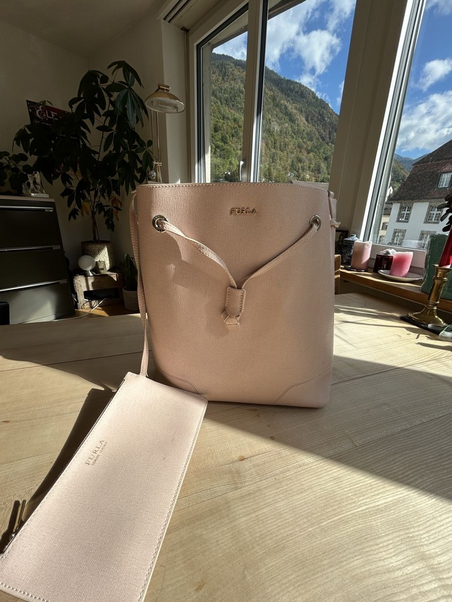 Furla Taschen für Damen: Furla Beuteltasche hellrosa mit Pochette – Gebraucht aus Chur von arianope 1