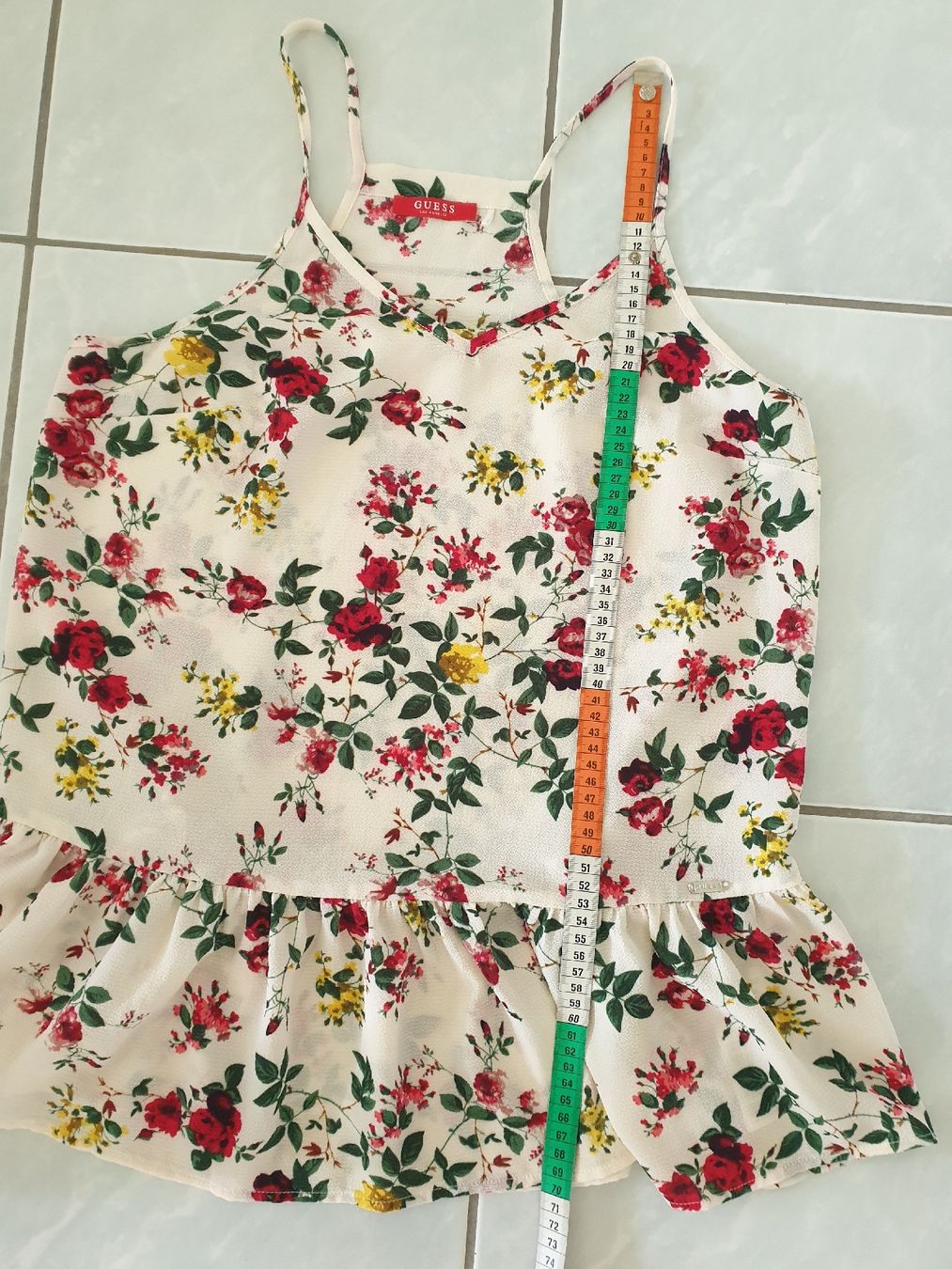 Guess T-shirt: Guess top L, neuf, jamais porté,  polyester 97% – Nuovo (secondo la descrizione) da Neuchâtel venduto da Verenas12 2