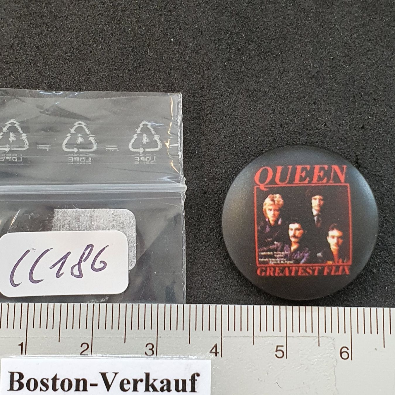 Plaketten & Abzeichen: CC186 - Pin /Button - Musik - QUEEN / Greatest Flix – Gebraucht aus Reinach BL von Boston-Verkauf