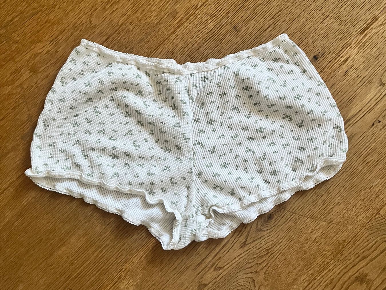 Pantaloni: Brandy Melville shorts – Nuovo (secondo la descrizione) da Meilen venduto da brit13