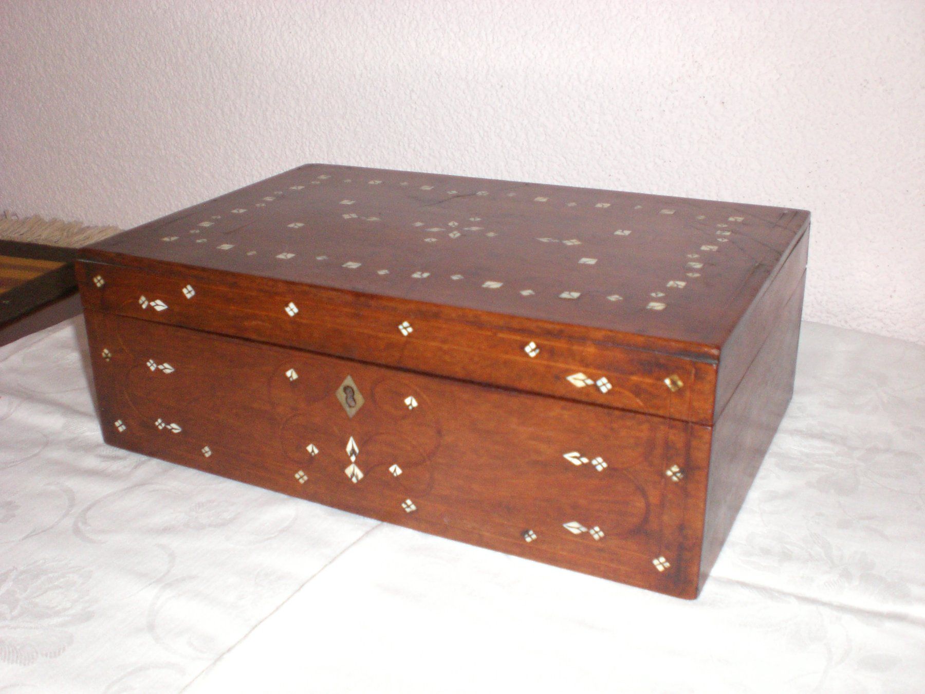 Articoli in legno: Antike Holzschatulle mit IntarsienElfenbein – Usato da Frasnacht venduto da Ladymax 3