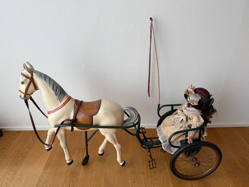 Antike Pferdekutsche mit Puppe, Spielzeug 1