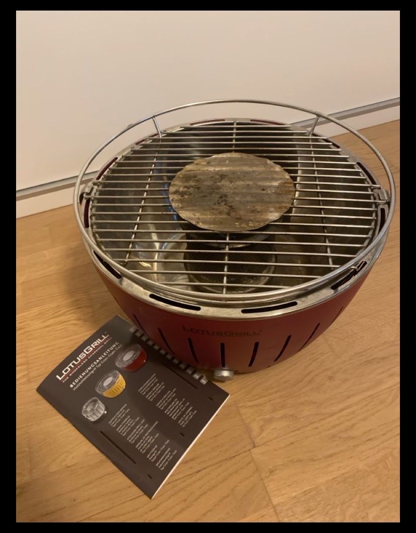 Griglie: Lotus Grill Holzkohlegrill rot mit Tragetasche  – Usato da Wald ZH venduto da Seller_8 2