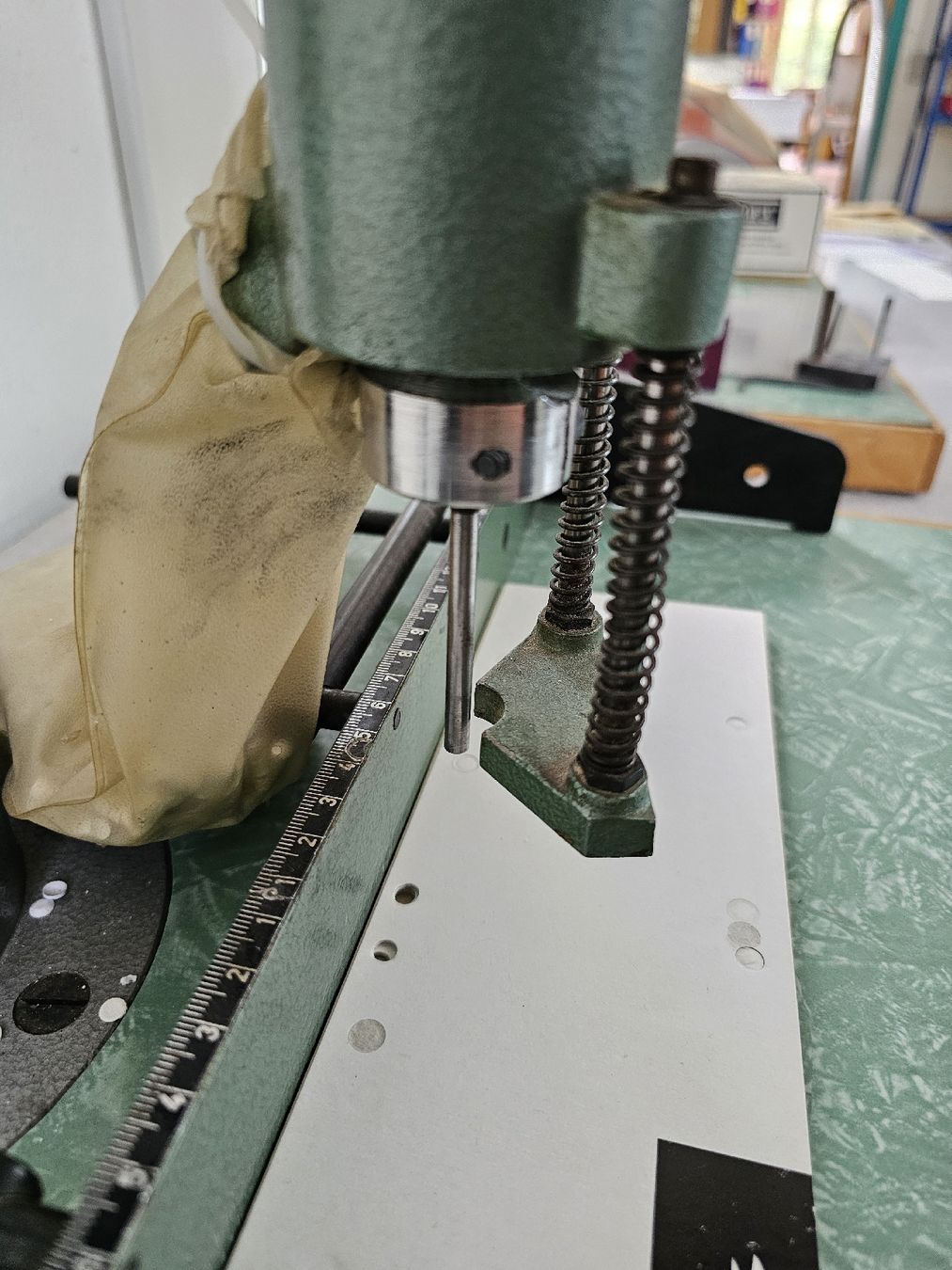 Bohrmaschinen: Foellmer Tisch-Papierbohrmaschine – Gebraucht aus Meisterschwanden von Hummer21 2