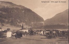 Zillis Dorfansicht gegen die Viamala