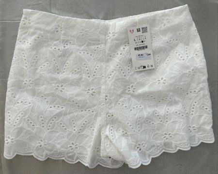 NEUE weisse Zara Shorts mit Lochmuster, Grösse L