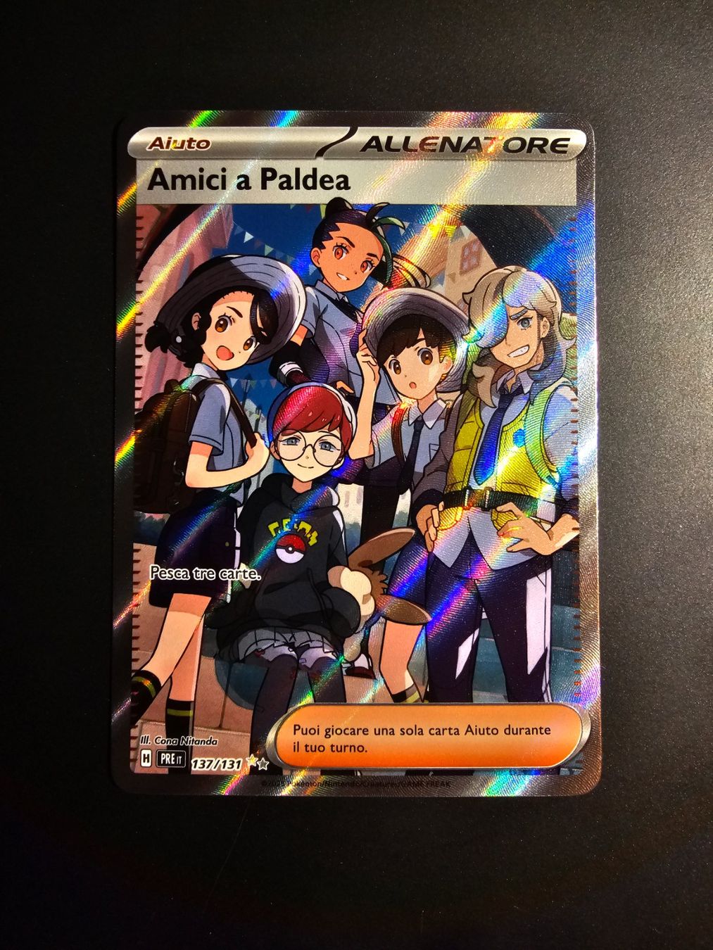 Pokémon Carte collezionabili: Pokemone Amici di Paldea / FA #137  / Evo. Prismatiche / IT – Nuovo (secondo la descrizione) da Lenzburg venduto da PokeStore