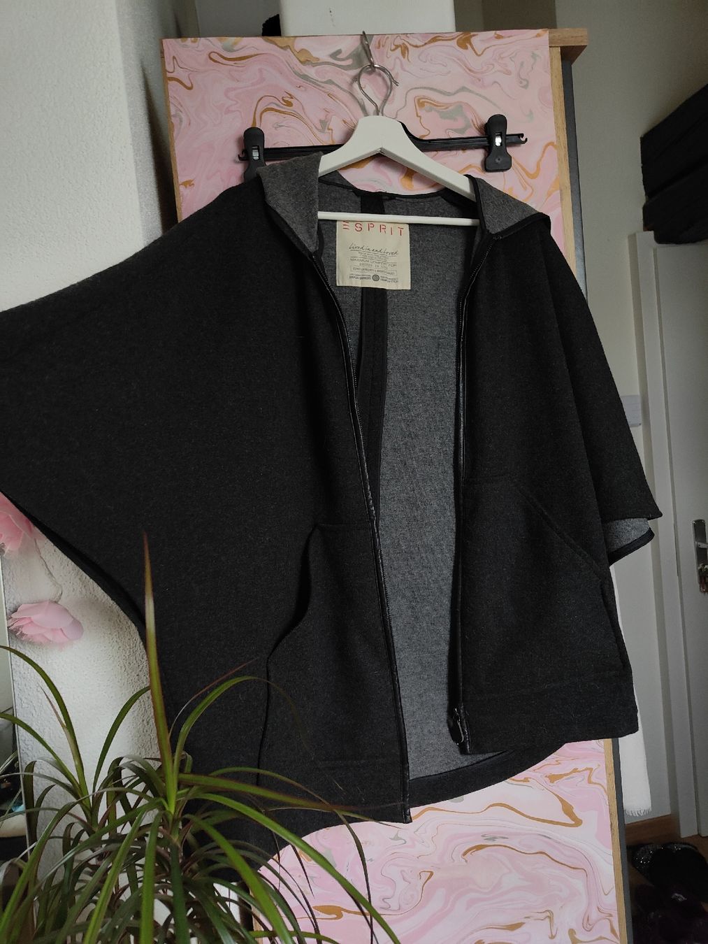 Esprit Sonstige Damenmode: Schicker Esprit Damen-Cape Gr.s/m schwarz/grau – Gebraucht aus Erlinsbach SO von xandra23 2