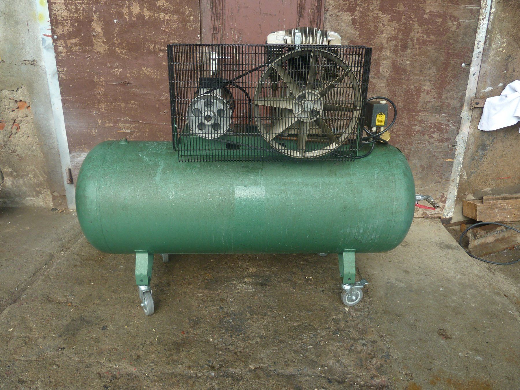 Compressori: Un compresseur de garage de 270 litres – Usato da Russy venduto da Guenefle 1