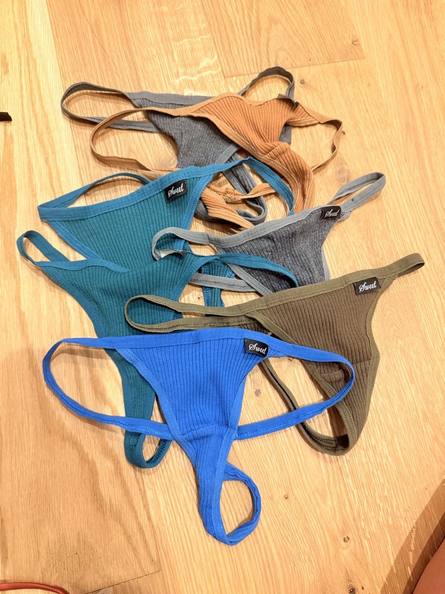 Sonstige Unterwäsche: Set Damen Strings verschiedene Farben Marke Sweet  – Gebraucht aus Dotzigen von White_Warrior