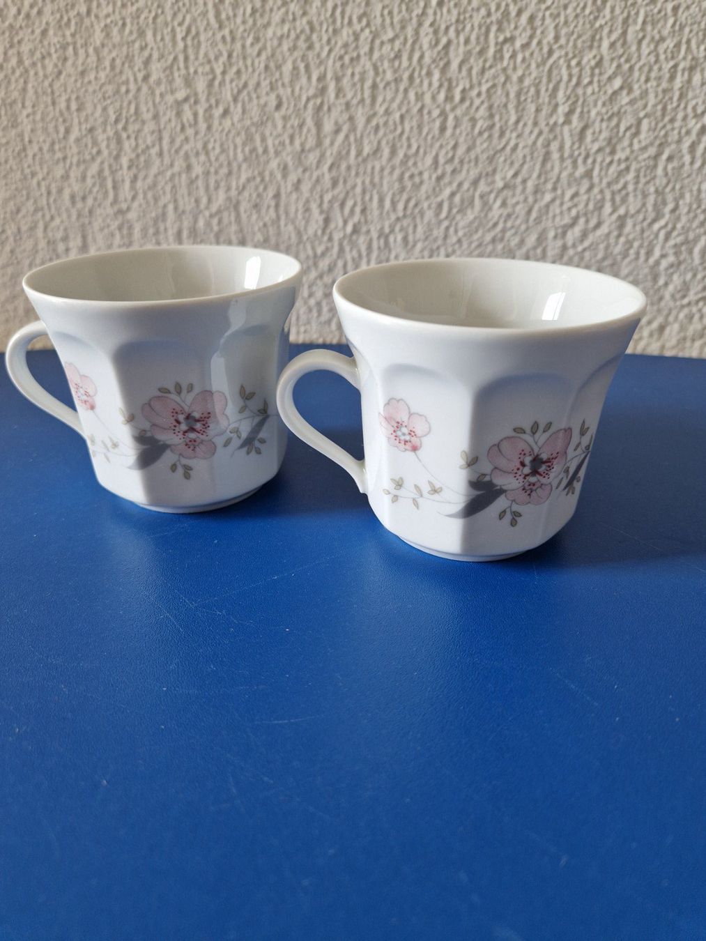 Tassen: 2 Kaffeetassen weiss mit Blumendekor – Gebraucht aus Münchenbuchsee von Aare22