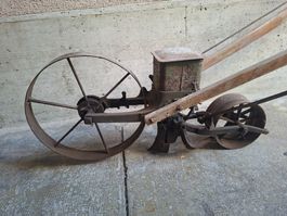 Historische Handsaatmaschine aus Eisen