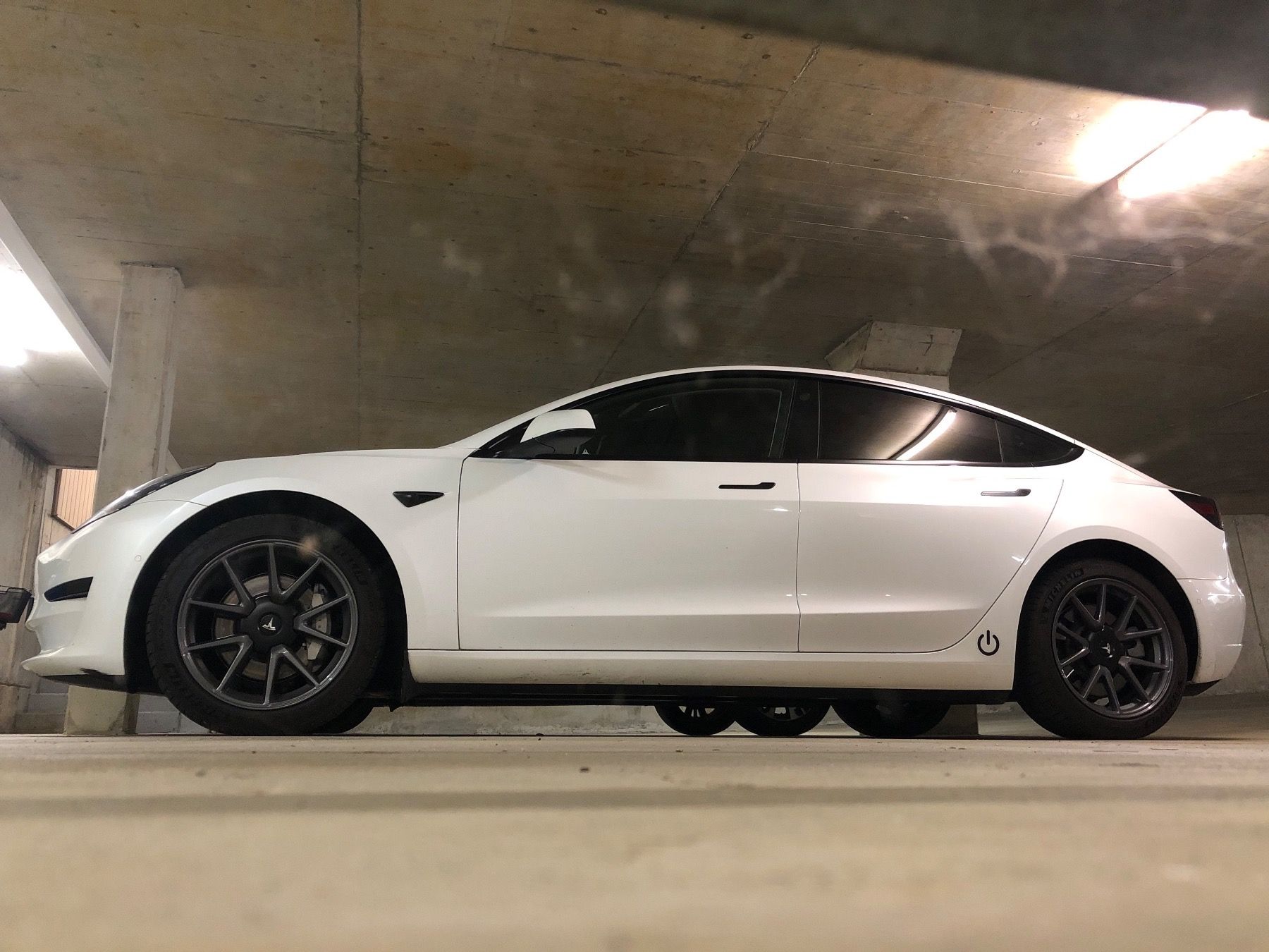 Tesla Automobili: Tesla Model 3 LFP SR mit Performance Heckmotor - 325 PS – Usato da Itingen venduto da bubibu